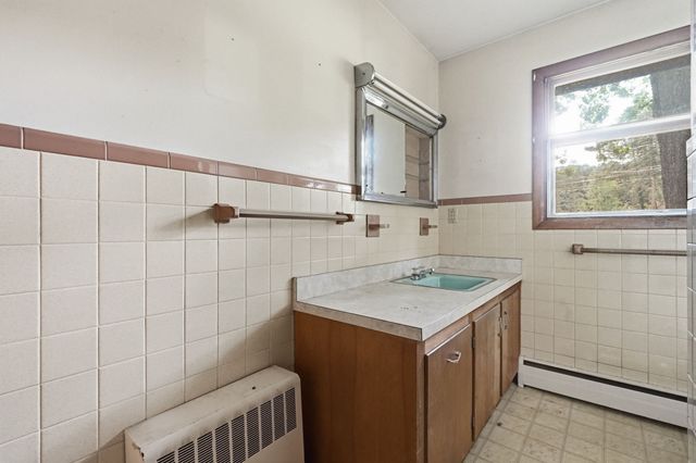 46 Spencer St, Agawam, MA 01001