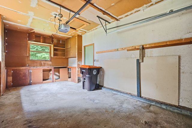 46 Spencer St, Agawam, MA 01001