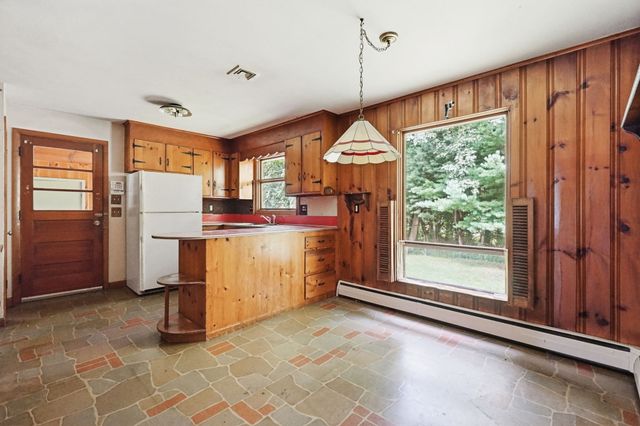 46 Spencer St, Agawam, MA 01001