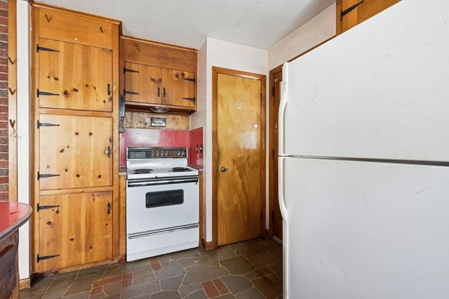 46 Spencer St, Agawam, MA 01001