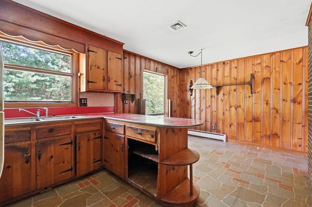 46 Spencer St, Agawam, MA 01001
