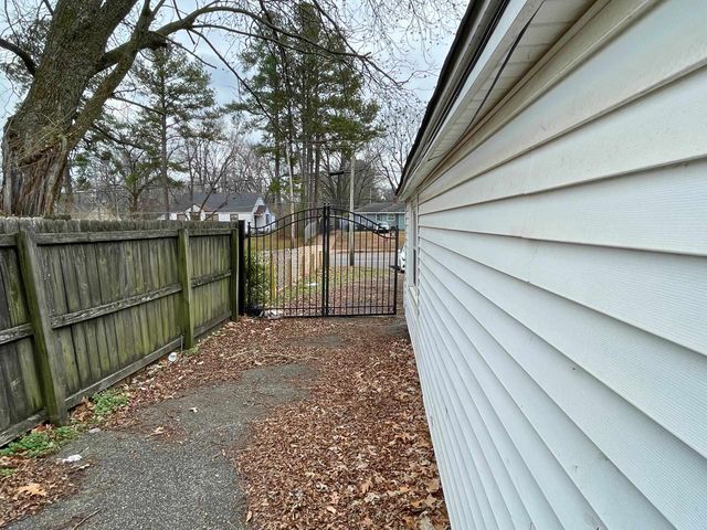 984 E RAINES RD, Memphis, TN 38116