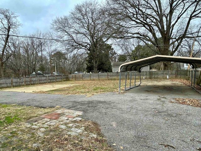 984 E RAINES RD, Memphis, TN 38116