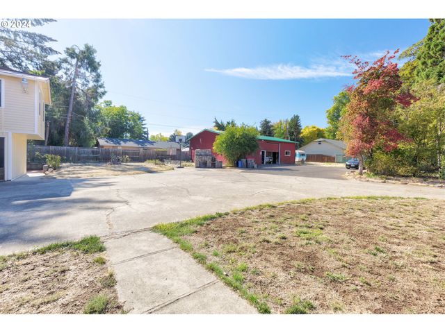 547 OAKDALE Dr, Medford, OR 97501