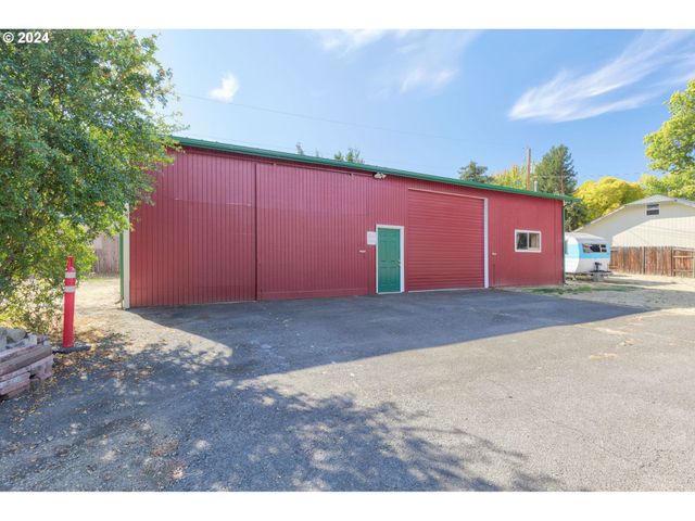 547 OAKDALE Dr, Medford, OR 97501