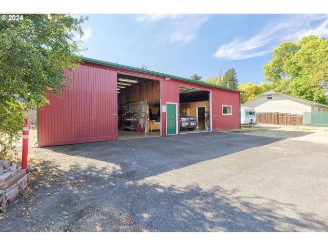 547 OAKDALE Dr, Medford, OR 97501