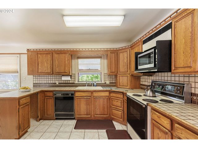 547 OAKDALE Dr, Medford, OR 97501