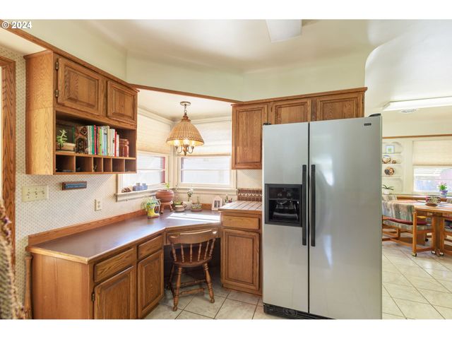 547 OAKDALE Dr, Medford, OR 97501