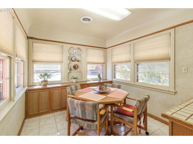 547 OAKDALE Dr, Medford, OR 97501