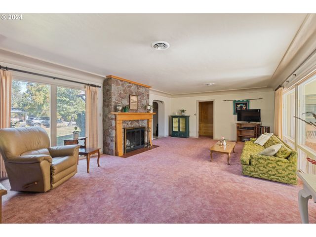 547 OAKDALE Dr, Medford, OR 97501