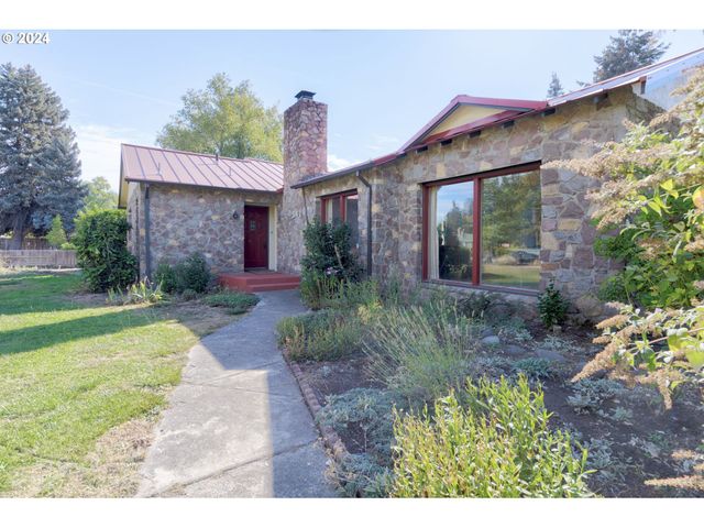 547 OAKDALE Dr, Medford, OR 97501