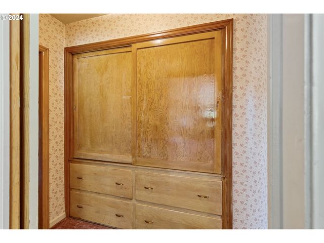 547 OAKDALE Dr, Medford, OR 97501