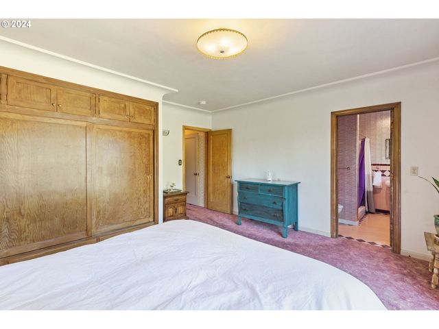 547 OAKDALE Dr, Medford, OR 97501