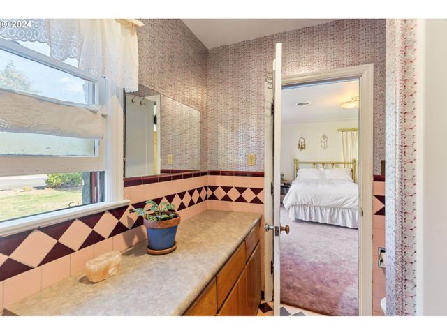 547 OAKDALE Dr, Medford, OR 97501