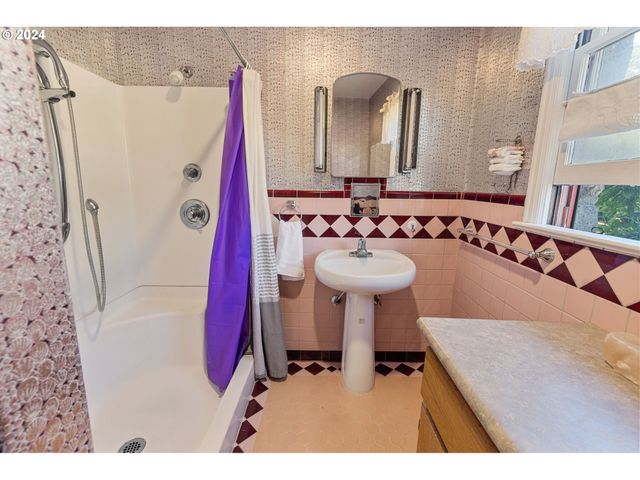 547 OAKDALE Dr, Medford, OR 97501
