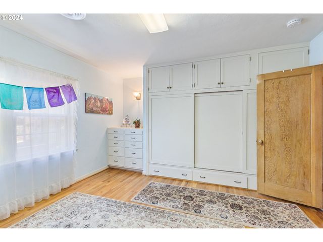547 OAKDALE Dr, Medford, OR 97501