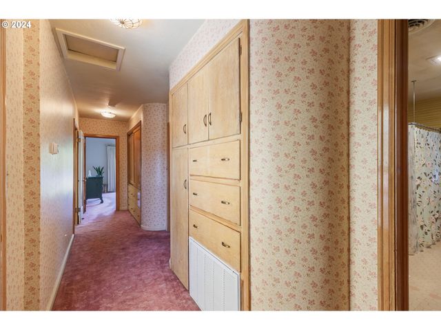547 OAKDALE Dr, Medford, OR 97501