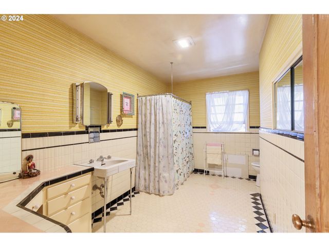 547 OAKDALE Dr, Medford, OR 97501