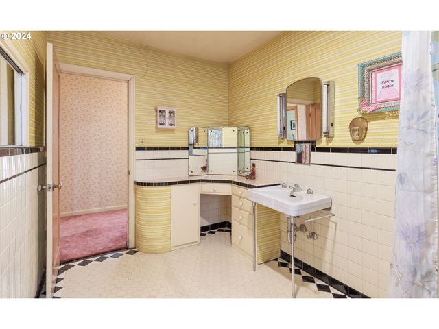 547 OAKDALE Dr, Medford, OR 97501