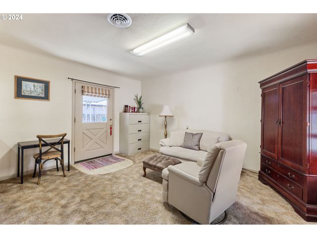 547 OAKDALE Dr, Medford, OR 97501