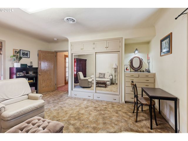 547 OAKDALE Dr, Medford, OR 97501