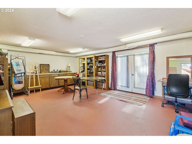 547 OAKDALE Dr, Medford, OR 97501