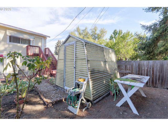 547 OAKDALE Dr, Medford, OR 97501