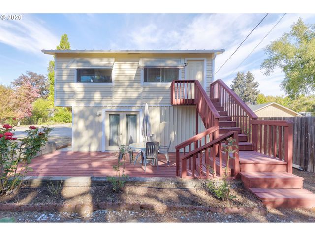 547 OAKDALE Dr, Medford, OR 97501