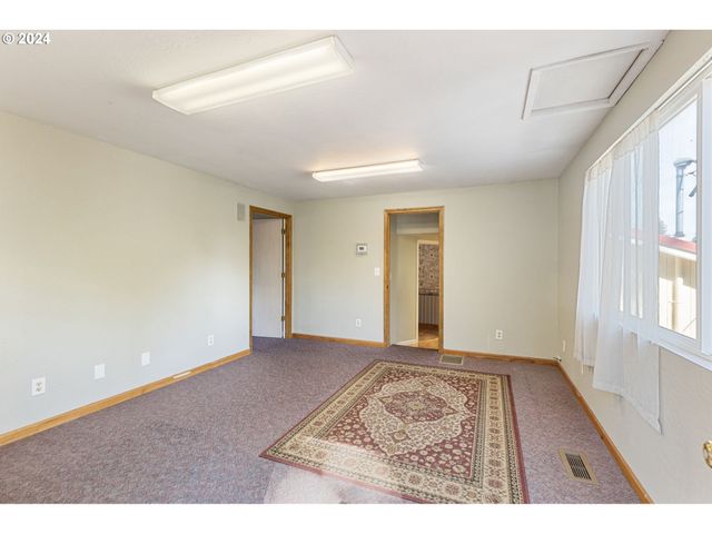 547 OAKDALE Dr, Medford, OR 97501