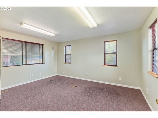 547 OAKDALE Dr, Medford, OR 97501