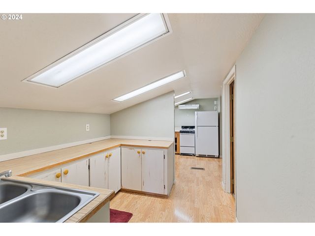 547 OAKDALE Dr, Medford, OR 97501