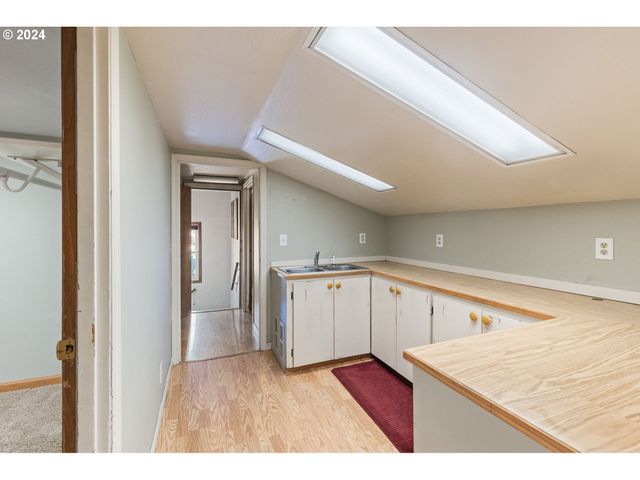 547 OAKDALE Dr, Medford, OR 97501