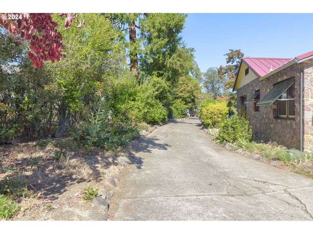 547 OAKDALE Dr, Medford, OR 97501
