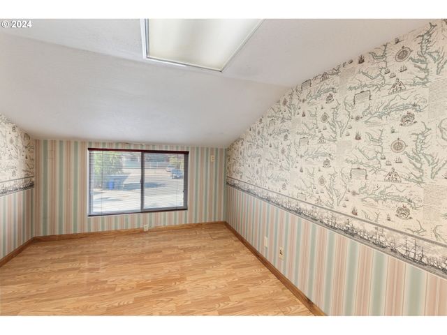 547 OAKDALE Dr, Medford, OR 97501