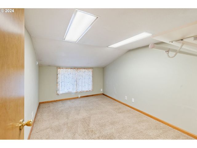 547 OAKDALE Dr, Medford, OR 97501