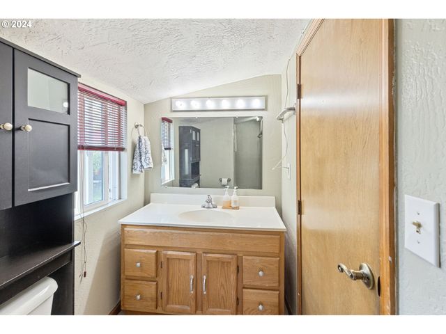 547 OAKDALE Dr, Medford, OR 97501