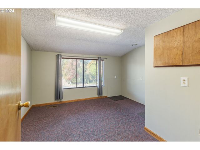 547 OAKDALE Dr, Medford, OR 97501