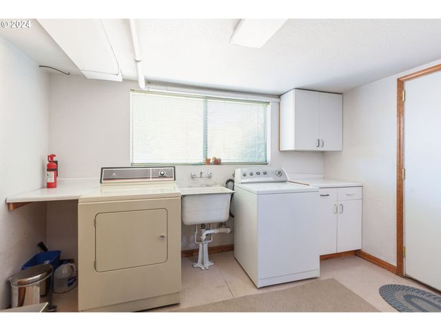 547 OAKDALE Dr, Medford, OR 97501