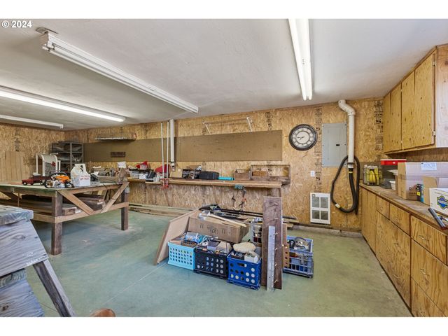 547 OAKDALE Dr, Medford, OR 97501