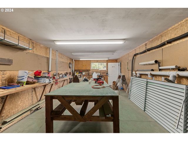 547 OAKDALE Dr, Medford, OR 97501