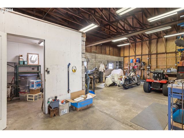 547 OAKDALE Dr, Medford, OR 97501