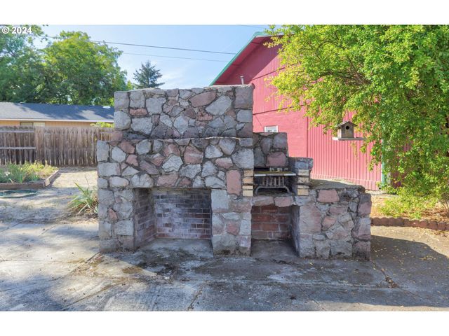 547 OAKDALE Dr, Medford, OR 97501