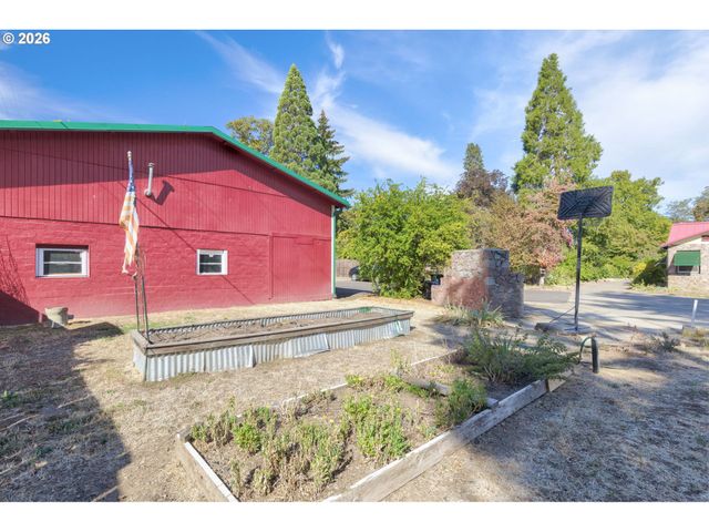 547 OAKDALE Dr, Medford, OR 97501