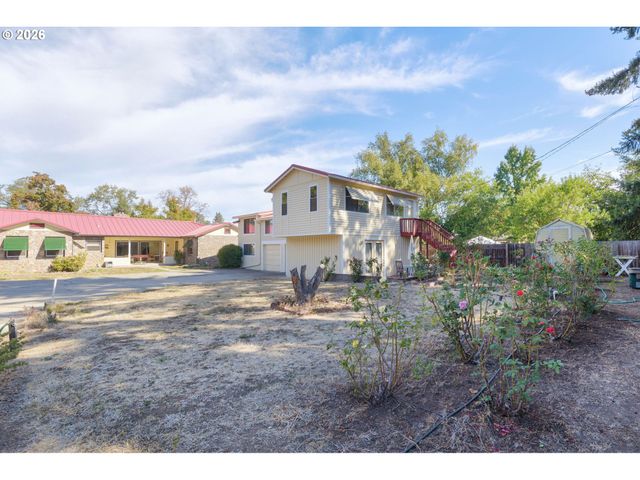 547 OAKDALE Dr, Medford, OR 97501