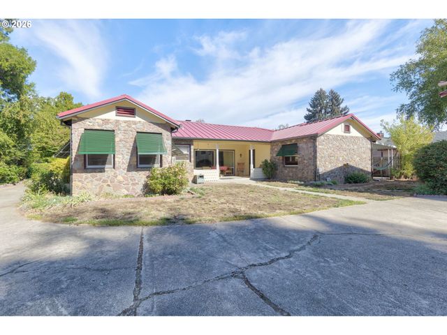 547 OAKDALE Dr, Medford, OR 97501