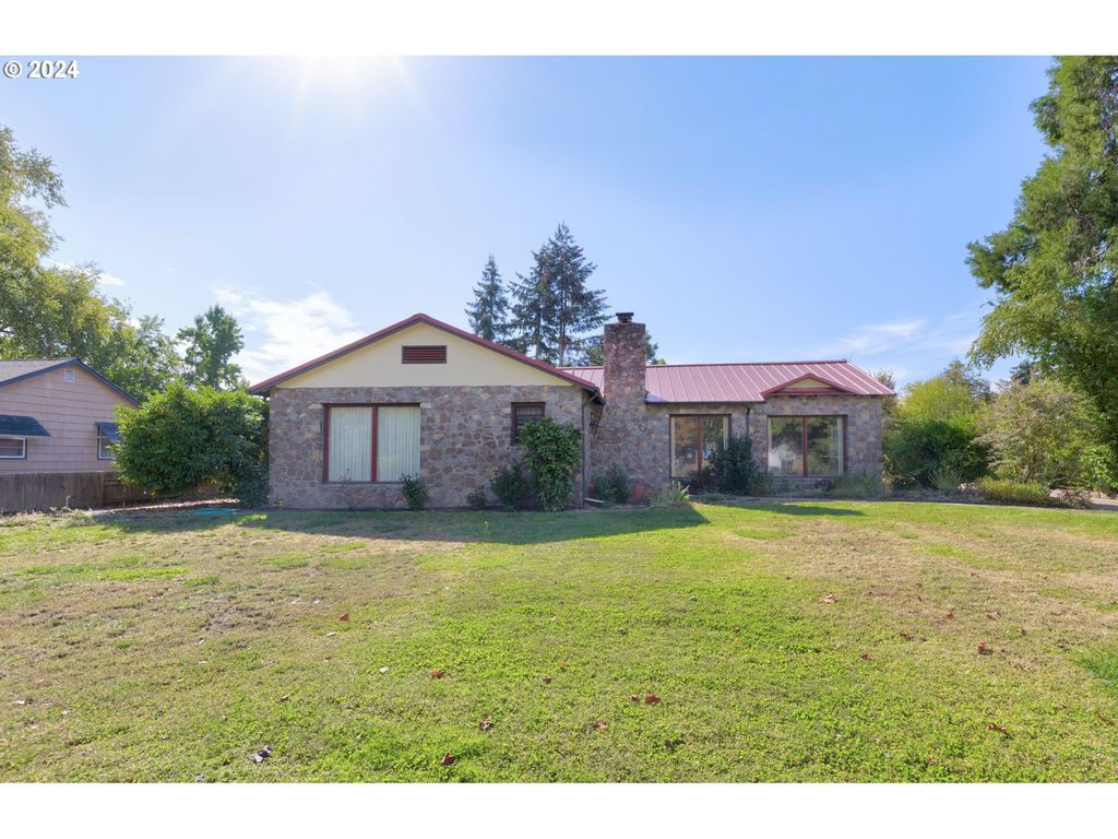547 OAKDALE Dr, Medford, OR 97501
