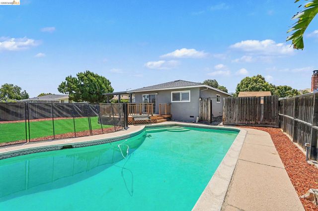 1126 Mission Dr, Antioch, CA 94509