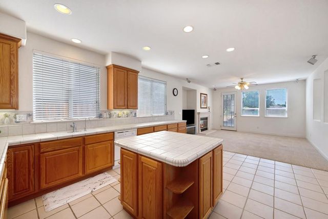 1381 Haddington Dr, Folsom, CA 95630