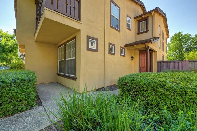 1381 Haddington Dr, Folsom, CA 95630