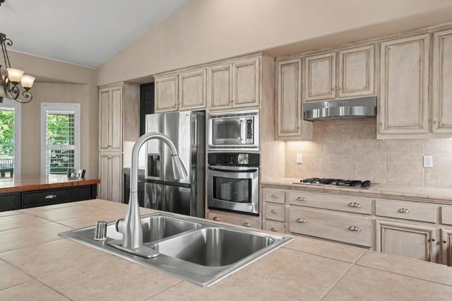 532 Oakridge Rd, Valley Springs, CA 95252